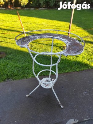 Lavortartó oroszlântalpas