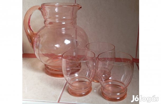 Lazac színű csiszolt mintás üveg kancsó poharakkal