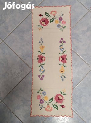 Leárazva! 4 db nagy méretű kézzel hímzett szögletes terítő