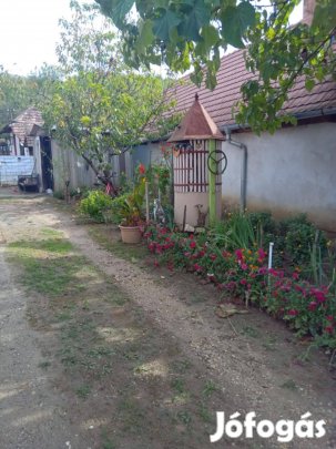 Legénden eladó családi ház