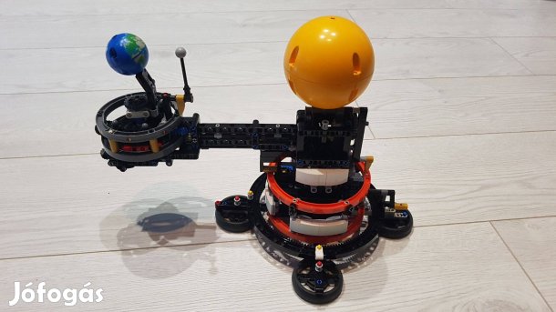 Lego 42179 Planet Earth and Moon in Orbit