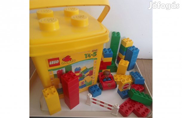 Lego Duplo kockák vödörben