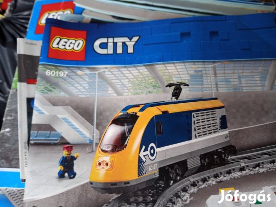 Lego eladó több komplett makett .