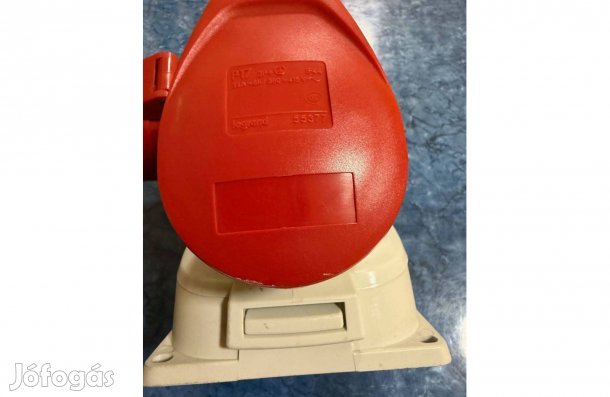 Legrand P17 ráépíthető 32A+F dugaszoló aljzat