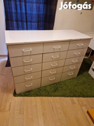 Lehasznált fehér komód
