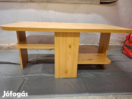 Lekerekített élű dohányzóasztal, tárolórésszel