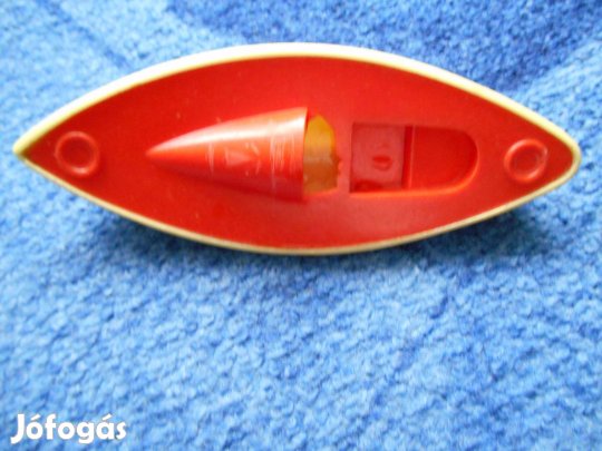 Léket kapott kishajó