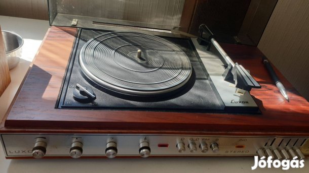 Lemezjátszó 2 db ajándék lemezzel