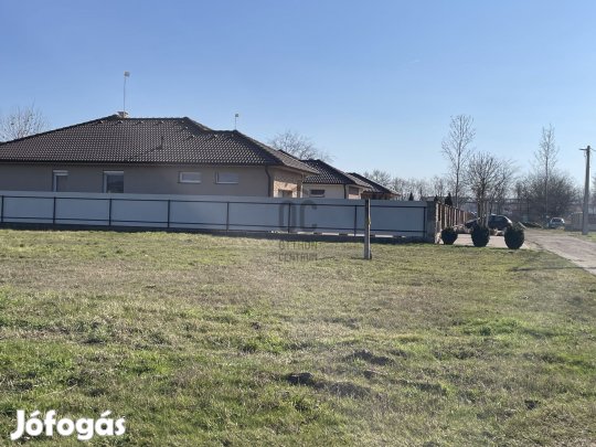 Lenc-telepen nagy méretű építési sarok telek eladó