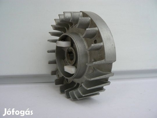 Lendkerék láncfűrészekre, hűtőbordás, indító köröm és rugóval