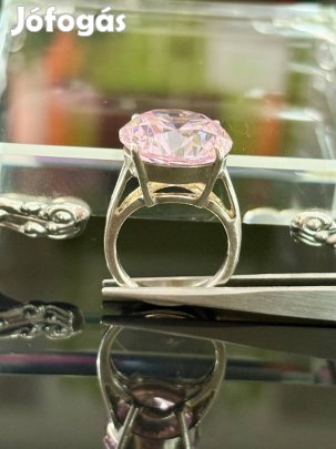 Lenyűgöző tömör ezüst gyűrű, nagy cirkónia kővel ékesítve