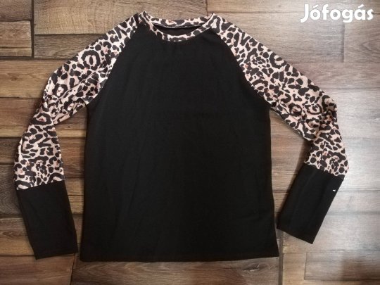 Leopárdmintás ujjú fekete felső