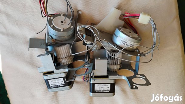 Léptetőmotorok 4 darab 2+2 azonos ! egy tételben