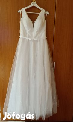 Letisztult, gyönyörűen csillogó A vonalú menyasszonyi ruha 