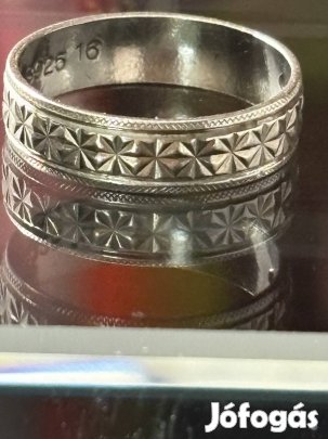 Letisztult formájú, csillogó ezüst gyűrű