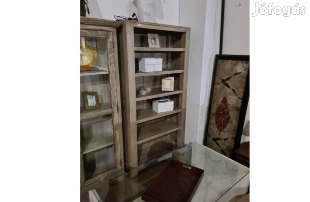 Letisztult formájú fenyő polcos szekrény szürke színben