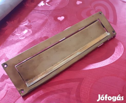 Levélbedobó nyílás postaládába