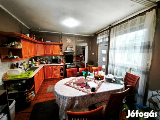 Levelek Központi Részén Családi Ház Eladó