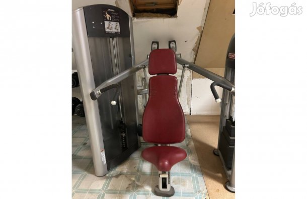 Life Fitness Signature Shoulder Press 95kg lapsúly, profi gép