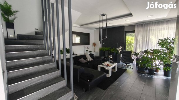 Liget II lakópark 201 m-es, napelemes ikerház dupla garázzsal!