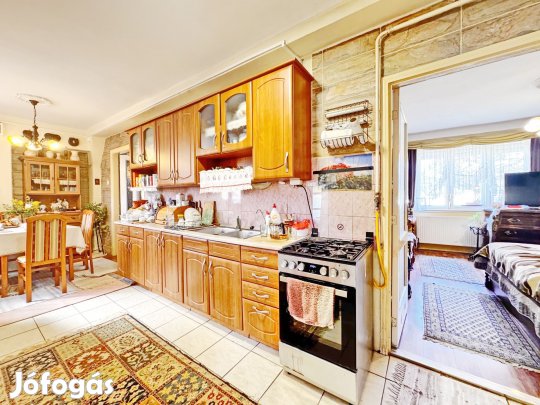 Liget tér közeli családi ház eladó!