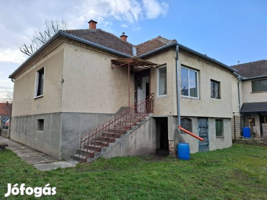 Likócson Felújítandó Családi Ház Nagy Telekkel Eladó!