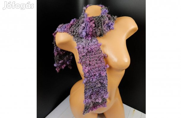 Lila bojtos női sál