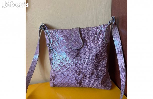 Lila kígyómintás táska