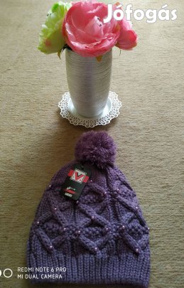 Lila kötött kövekkel díszített sapka