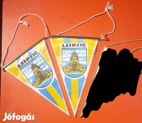 Lipcse város zászlók és lengyel sport zaszlók ,kitűzők