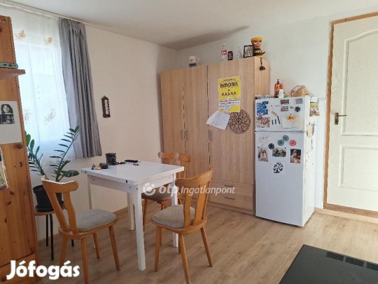 Lipóti 32 nm-es ház eladó