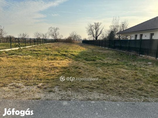 Lipóti eladó 1002 nm-es telek
