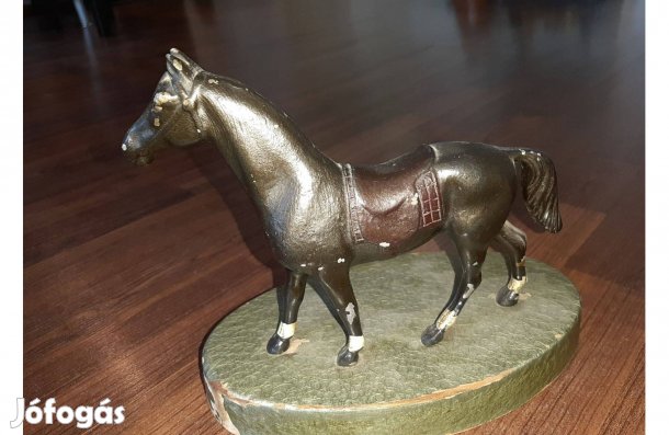 Ló szobor fa talapzaton