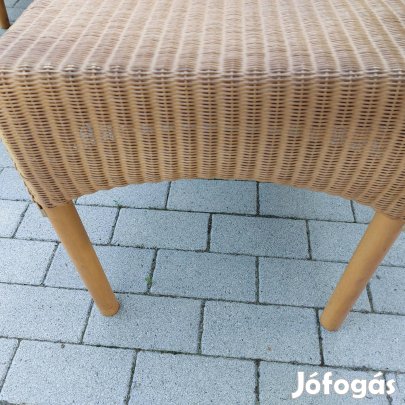 Loom szék nyolc darab.