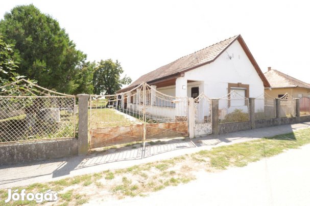 Lóréven 3 szobás, összközműves ház eladó