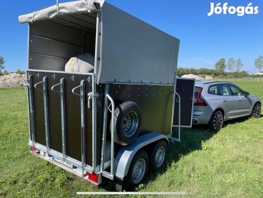 Lószállító, nyeregszekrénnyel