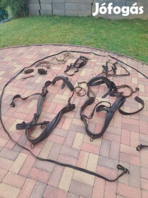 Lószerszámok sok darab egyben