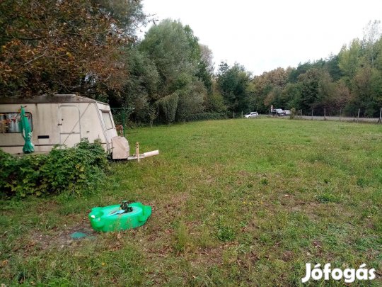 Lótartásra is alkalmas,közműves,5300 nm földterület főút mellett,