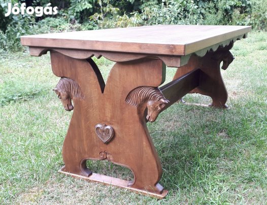 Lovasasztal asztal lovasbútor faasztal lovasajándéktárgyak