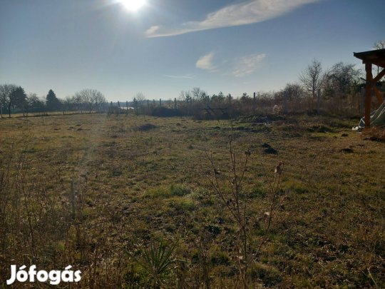 Lovasberényben eladó telek, vízzel, villannyal, bekerítve!