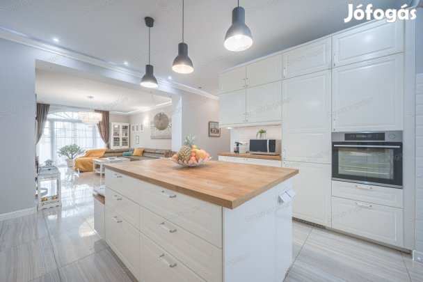 Luxus családi ház az M5 autópályához közel eladó