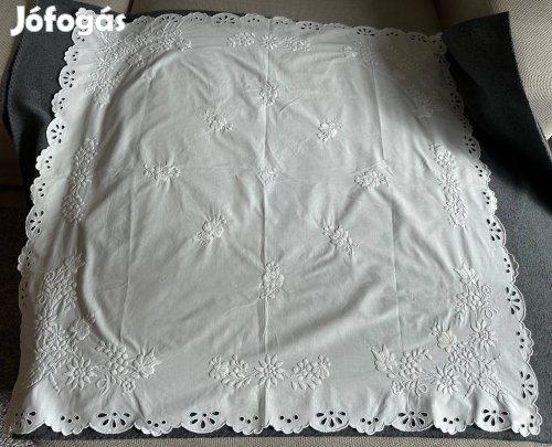 Lyukhímzéses nagyméretű terítő