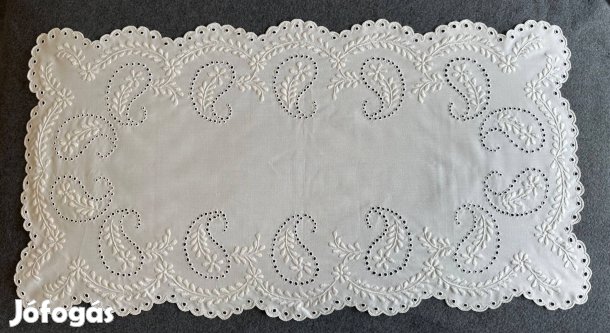 Lyukhímzéses terítő