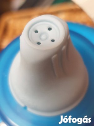 MAM itató, sosem használt. Kupakja mércés.