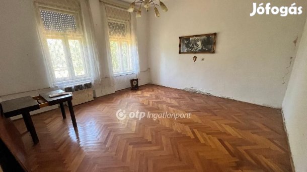 MARCALGERGELYI KÖZPONTJÁBAN, FELÚJÍTANDÓ IKERHÁZ, NAGY TELEKKEL ELADÓ!