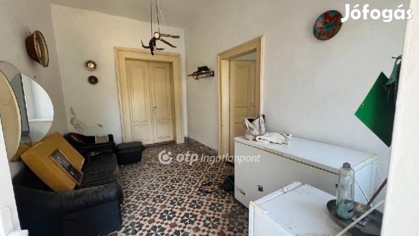 MARCALGERGELYI KÖZPONTJÁBAN, FELÚJÍTANDÓ IKERHÁZ, NAGY TELEKKEL ELADÓ!