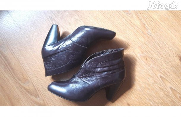 MARC márkájú 39-es bokacsizma, fekete bőrből eladó