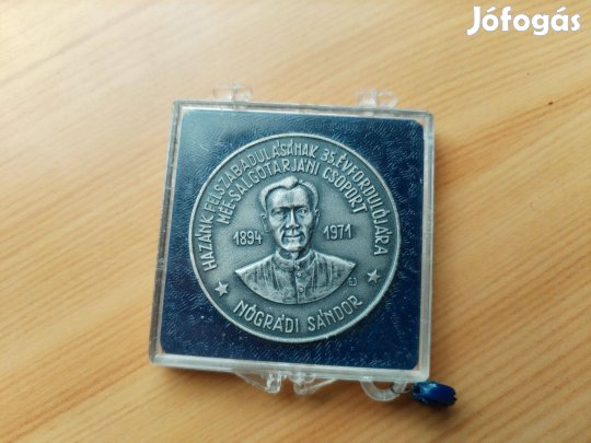 MÉE. Nógrádi Sándor ezüstpatinázott emlékérem dobozában