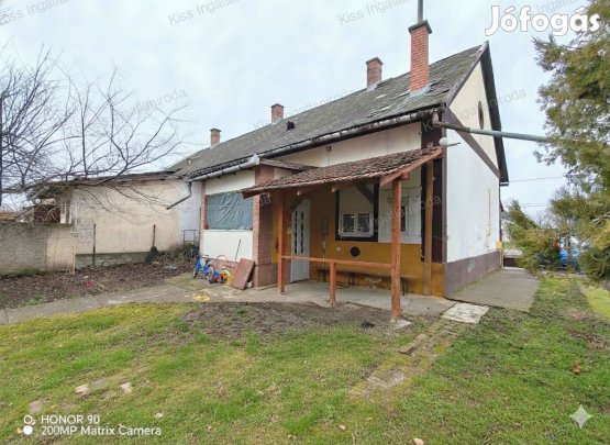 MEZŐHEGYES központi részén családi ház eladó!