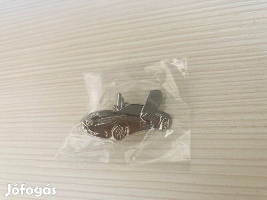 MG Cyberster sportautó ezüst kitűző, bross
